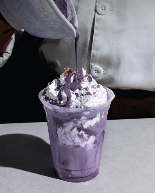 Ube latte à la crème chantilly faite maison 