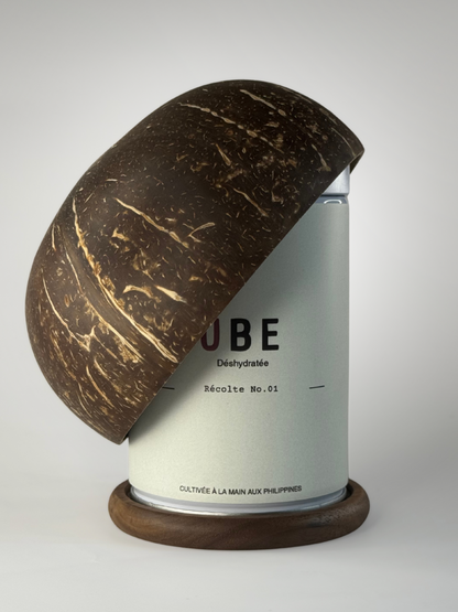 La boîte d'ube en poudre Ubaï recouverte d'une demi noix de coco 